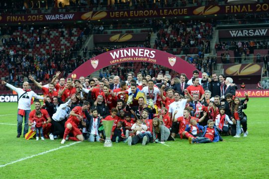 Zufriedene Spieler und Angehörige des FC Sevilla