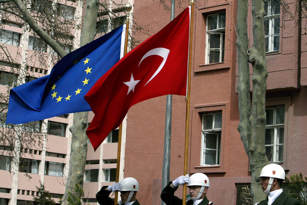 Die Fahnen von EU und Türkei in Ankara