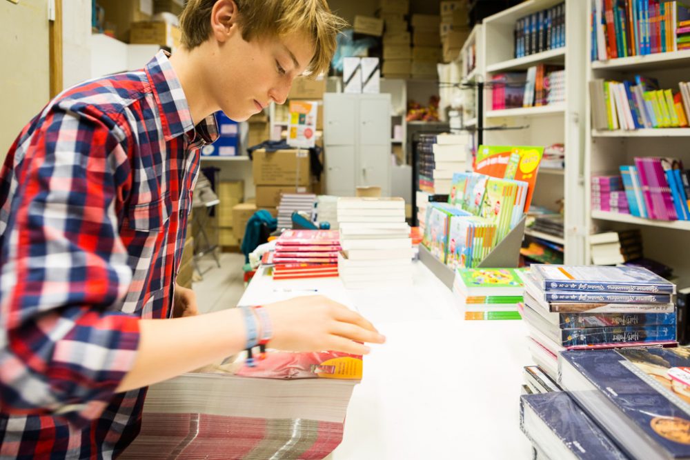 Studentenjobber in einer Buchhandlung