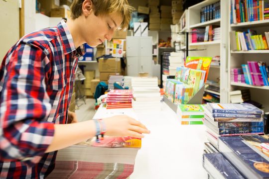 Studentenjobber in einer Buchhandlung