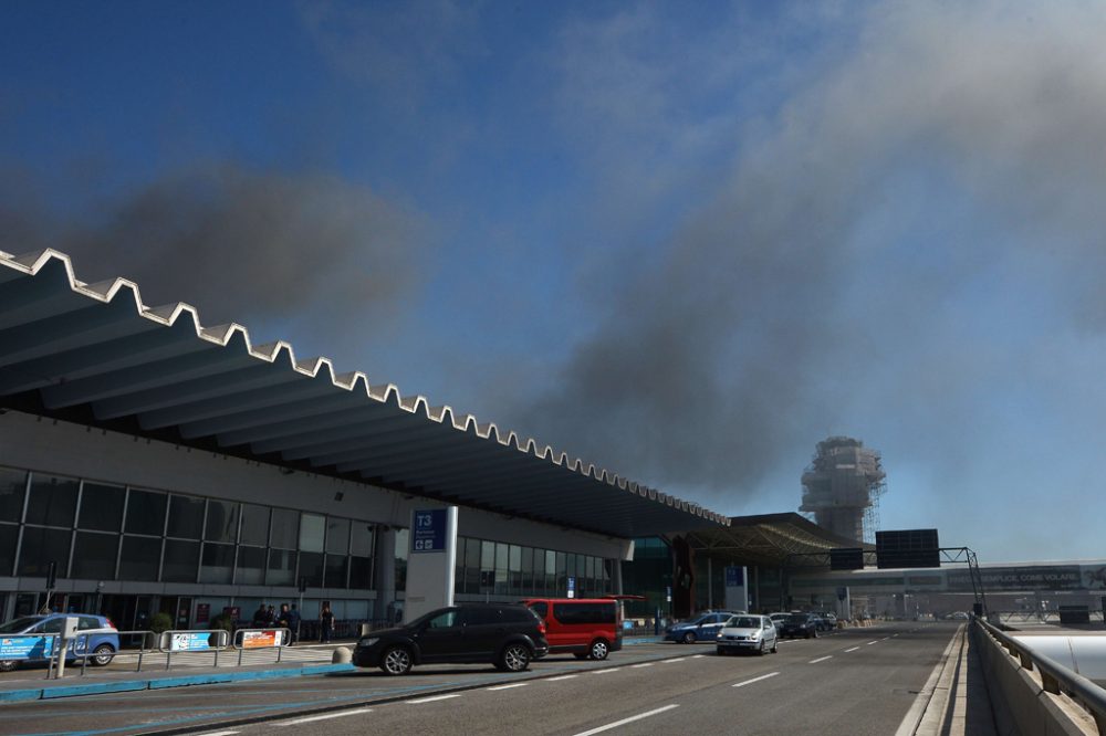 Rauch über Roms Flughafen Fiumicino