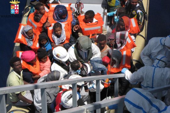Mehr als 6300 Bootsflüchtlinge im Mittelmeer gerettet - Bild: Vor der Küste Siziliens