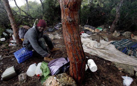 Flüchtling in einem Wald der marrokinischen Provinz Nador
