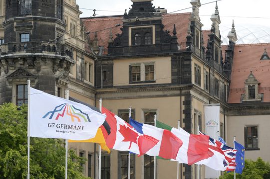 Flaggen vor dem Dresdner Residenzschloss vor Beginn des G7-Treffens