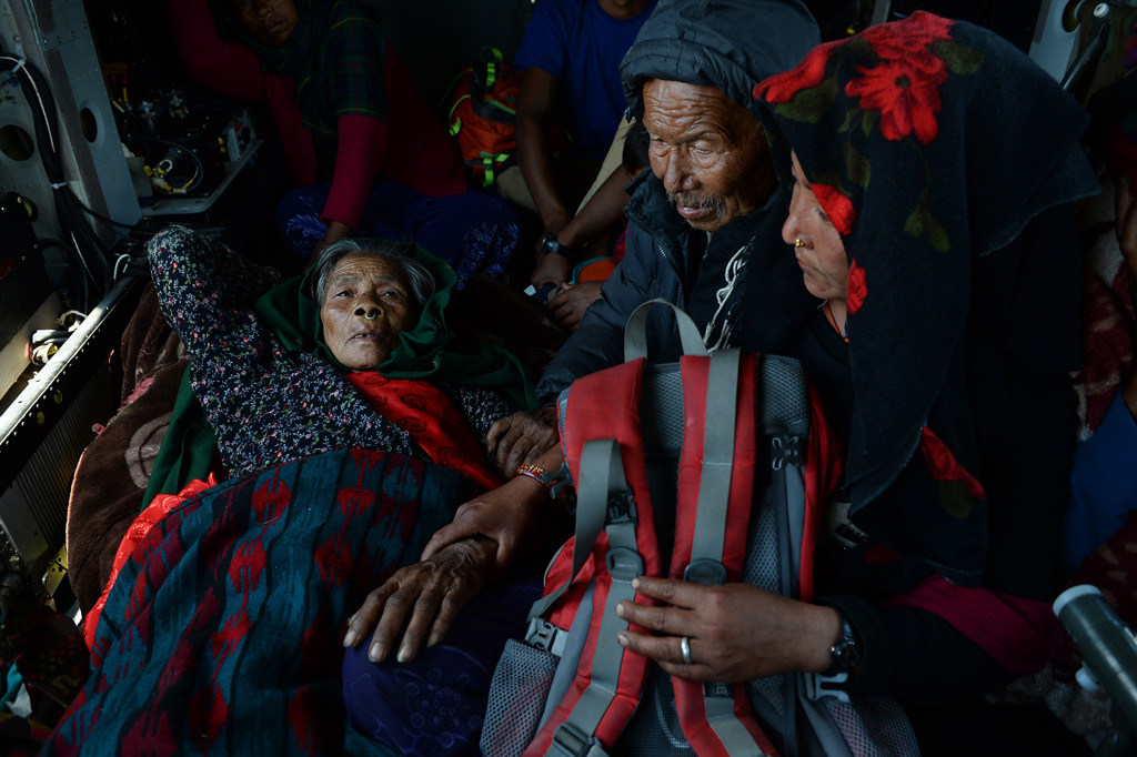 Philim, Distrikt Gorkha: Nepalesen in einem indischen Rettungshubschrauber
