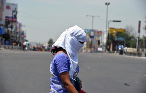 Hitzewelle in Indien: Frau bedeckt ihr Gesicht außerhalb von Hyderabad