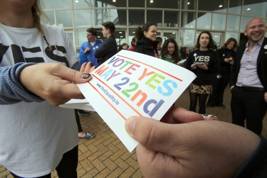 Anhänger der Homo-Ehe verteilen Flyer am 14. 5. in Dublin