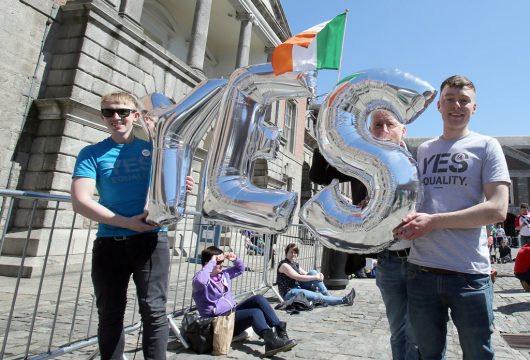 Anhänger der Homo-Ehe mit einem aufblasbaren "Yes" in Dublin