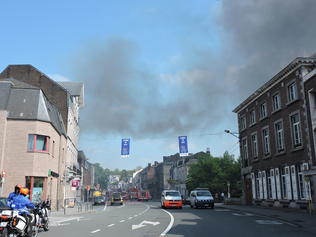 Heftiger Brand in Fahrrad- und Mopedgeschäft in Jambes