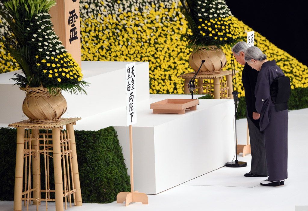 Kaiser Akihito und Kaiserin Michiko bei der Gedenkzeremonie in der Nippon Budokan Halle in Tokio