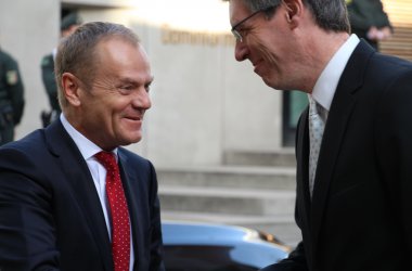 EU-Parlamentspräsident Martin Schulz erhält den Karlspreis - EU-Ratspräsident Donald Tusk mit Aachens Oberbürgermeister Marcel Philipp