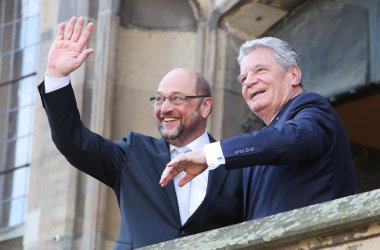 EU-Parlamentspräsident Martin Schulz erhält den Karlspreis - mit dem deutschen Bundespräsidenten Joachim Gauck
