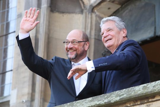 EU-Parlamentspräsident Martin Schulz erhält den Karlspreis - mit dem deutschen Bundespräsidenten Joachim Gauck