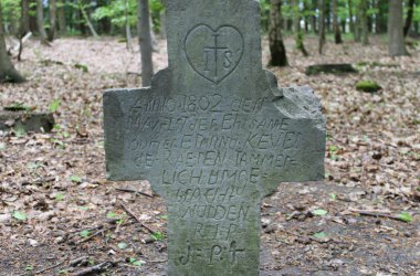 Das Kever-Kreuz im Aachener Wald: Das obere rechte Stück vom Querbalken des Kreuzes wurde abgeschlagen. Das genaue Datum von Kevers Tod ist aber aus dem Raerener Totenregister bekannt: Es war der 7. Mai 1802.