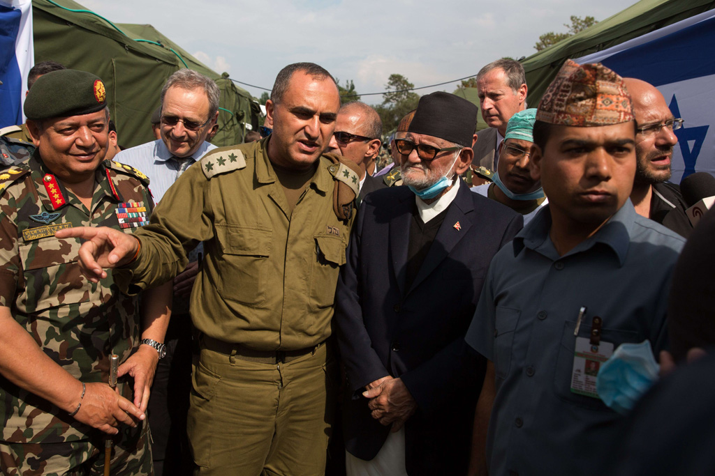 Nepals Premierminister Sushil Koirala beim Besuch eines israelischen Feldlazaretts in Kathmandu