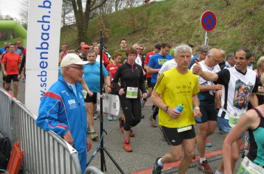 35. Auflage des Bütgenbacher Laufes "Rund um den See" - Start unter den Augen von Organisator Helmut Henz