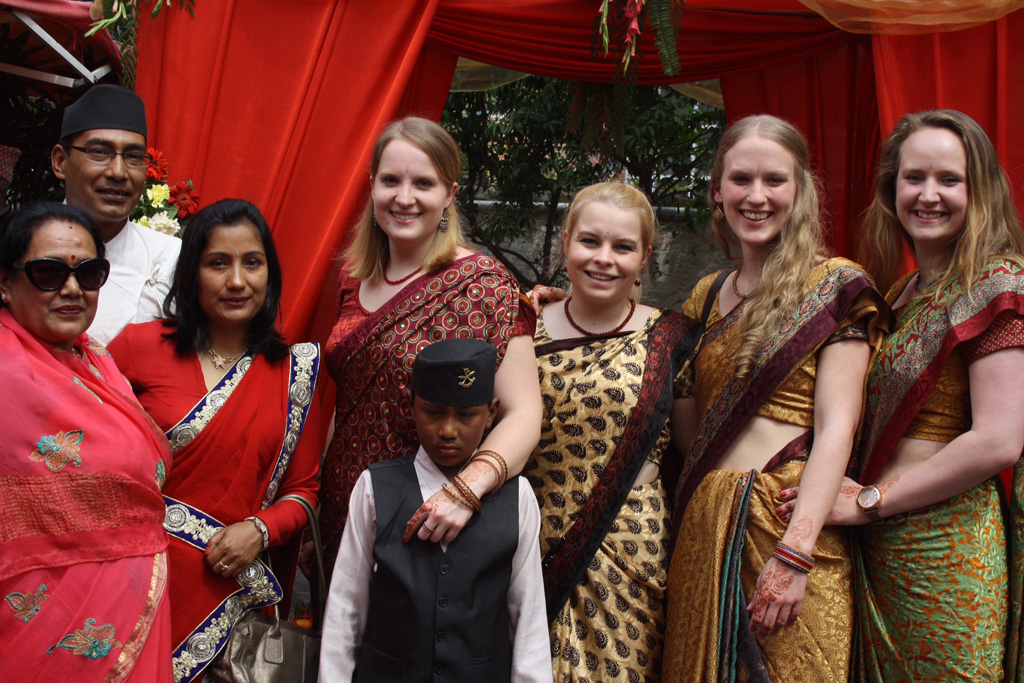 Lisa Radermeker mit Freundinnen in Nepal