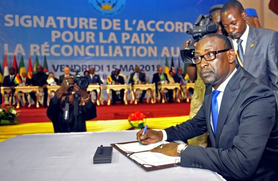 Malis Außenminister Abdoulaye Diop bei der Unterzeichnung des Friedensabkommens