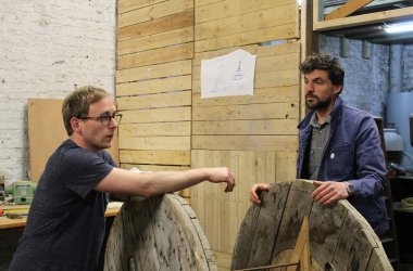 Michel Michels (l.) und Laurent Gélize (r.) mit Teilen einer alten Kabeltrommel aus dem Eupener Kabelwerk