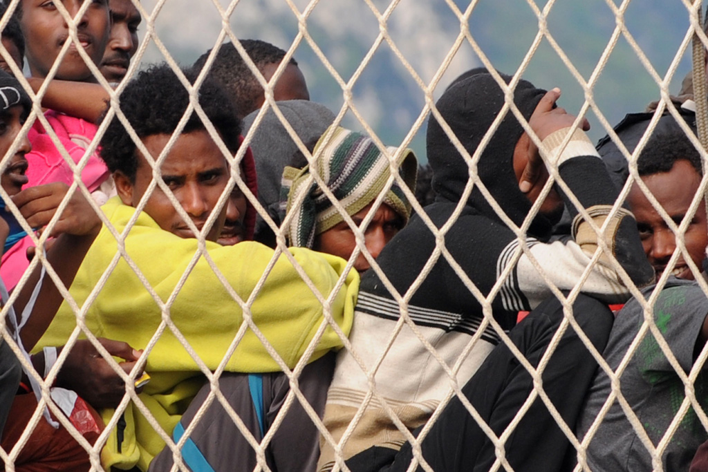 Flüchtlinge auf dem Militärschiff "Bettica" im Hafen von Salerno