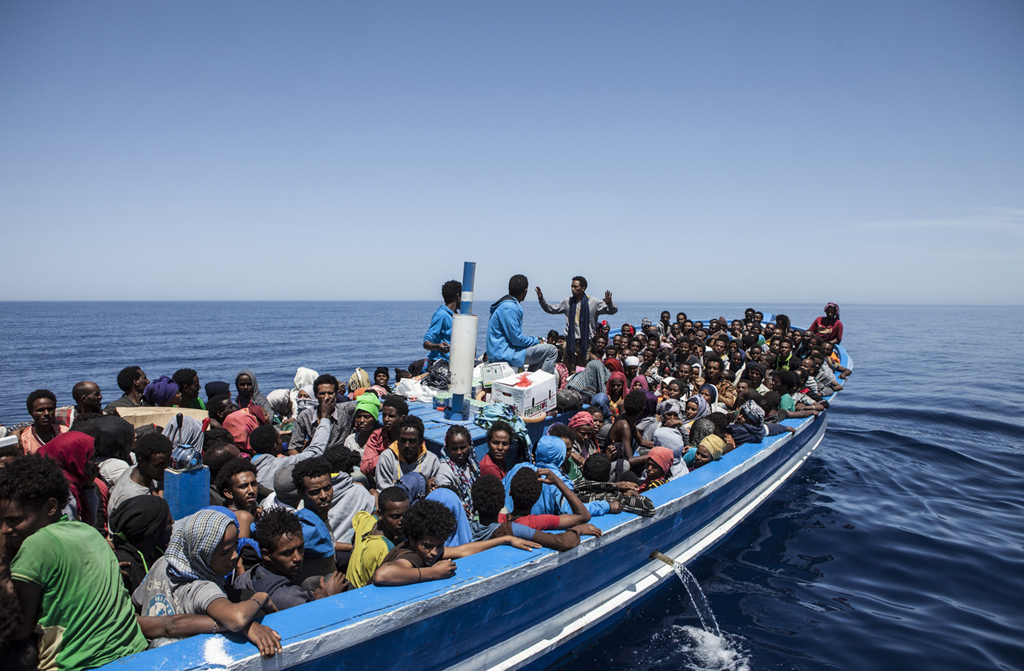Migranten im Mittelmeer auf einem überfüllten Holzboot (3.5.)
