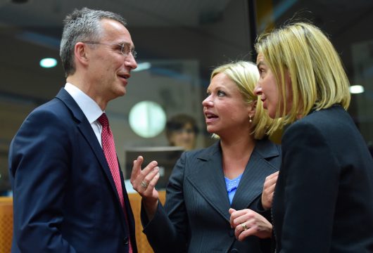 Nato-Generalsektretär Jens Stoltenberg, die niederländische Verteidigungsministerin Jeanine Hennis-Plasschaert und die EU-Außenbeauftragte Federica Mogherini in Brüssel