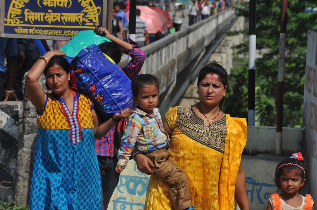 Nepalesen überqueren die Grenze zu Indien - Belgien sammelt weiter Geld