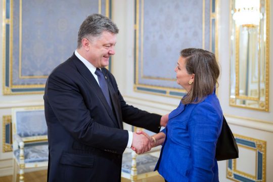 Die Europabeauftragte der US-Regierung Nuland beim ukrainischen Präsidenten Poroschenko am 15. Mai 2015
