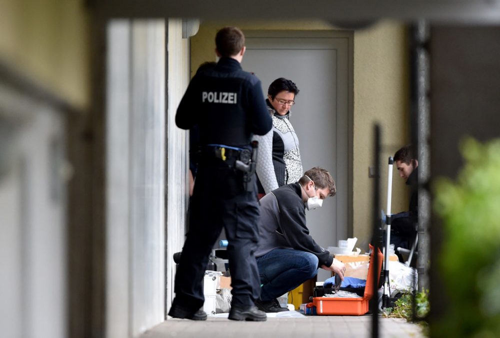 Ermittler im Flur des Wohnungskomplexes, in dem das Paar wohnhaft ist