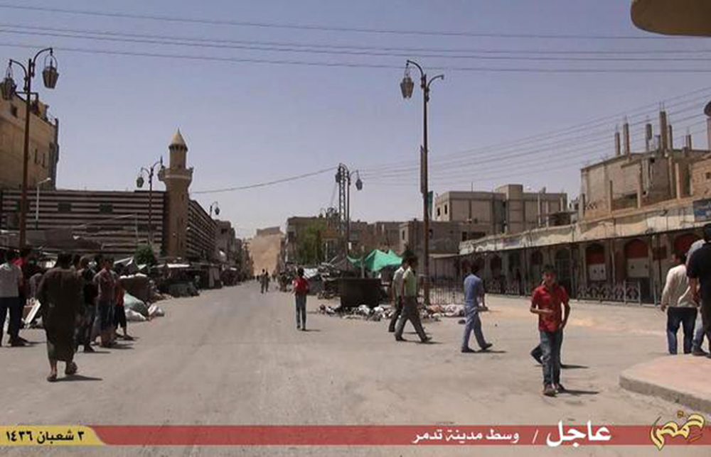 Menschen in einer Straße von Palmyra nach der Übernahme der Stadt durch die Terrormiliz Islamischer Staat