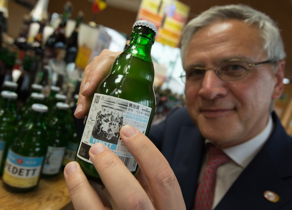 Wirtschaftsminister Peeters beendet die Handelsmission in Japan mit dem Besuch einer einer Brauerei, die belgische Biere importiert