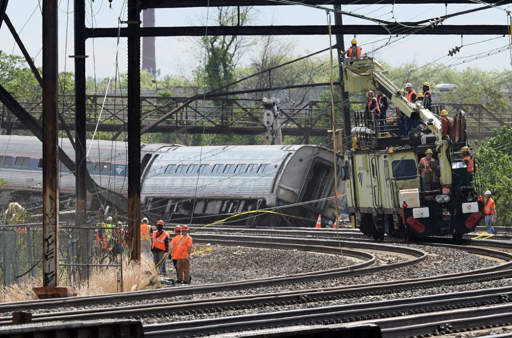 Rettungskräfte in der Nähe des entgleisten Zuges in Philadelphia