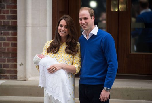 William und Kate mit der kleinen Prinzessin vor dem St Mary's Hospital in London