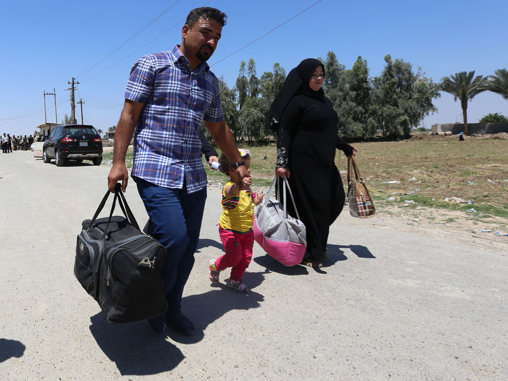 Menschen auf der Flucht vor IS-Truppen in Ramadi