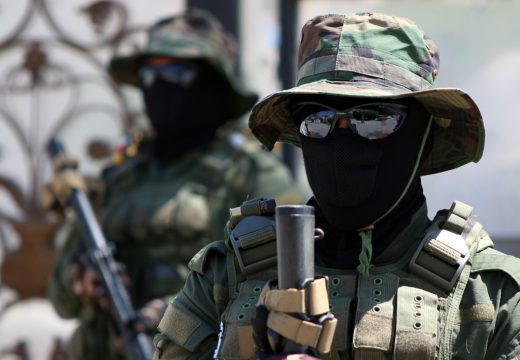 Kämpfer der schiitischen Miliz Asaib Ahl al-Haq (vor ihrem Hauptquartier in Basra)