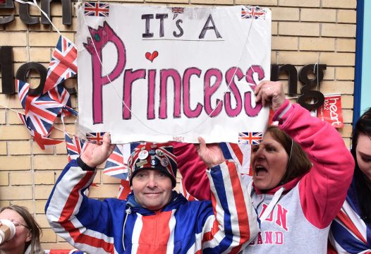 Engländer feiern vor dem St. Mary's Hospital in London die Geburt des zweiten Royal Baby
