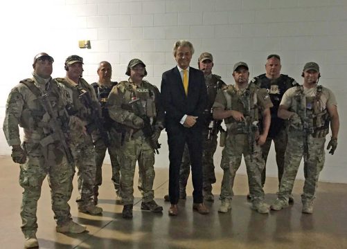 Geert Wilders mit Mitgliedern eines SWAT-Teams vor dem Angriff in Garland, Texas