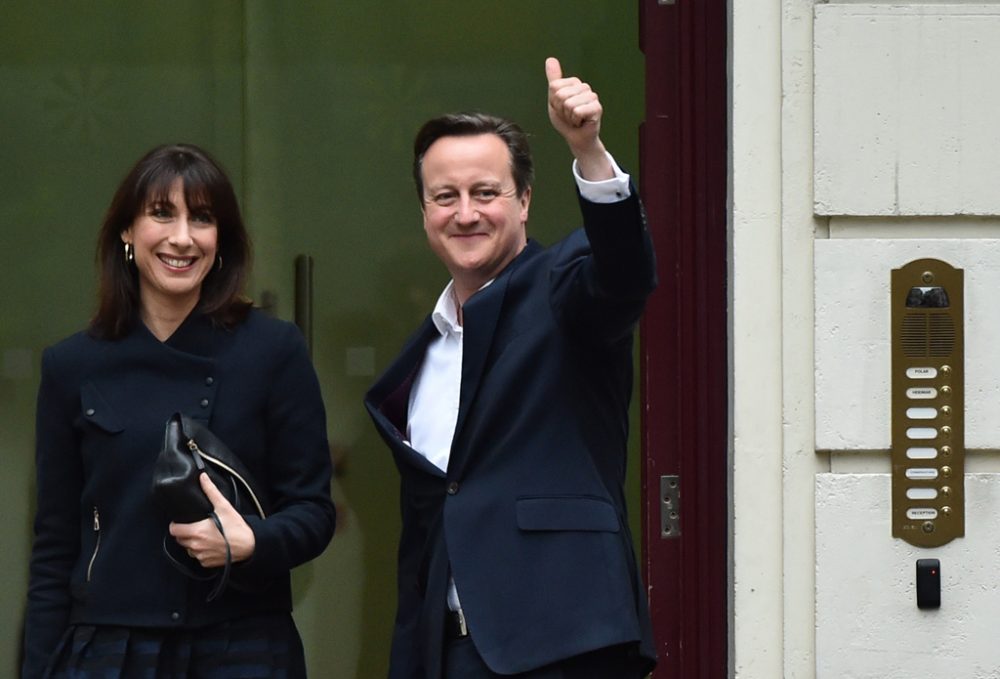 Samantha und David Cameron vor dem Sitz der Konservativen Partei in London