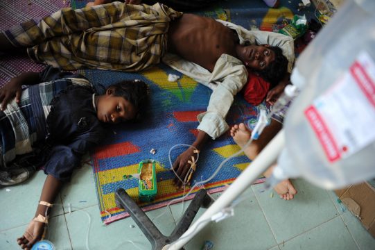 Flüchtlinge, darunter Rohingya, auf einem Schiff erhalten medizinische Hilfe