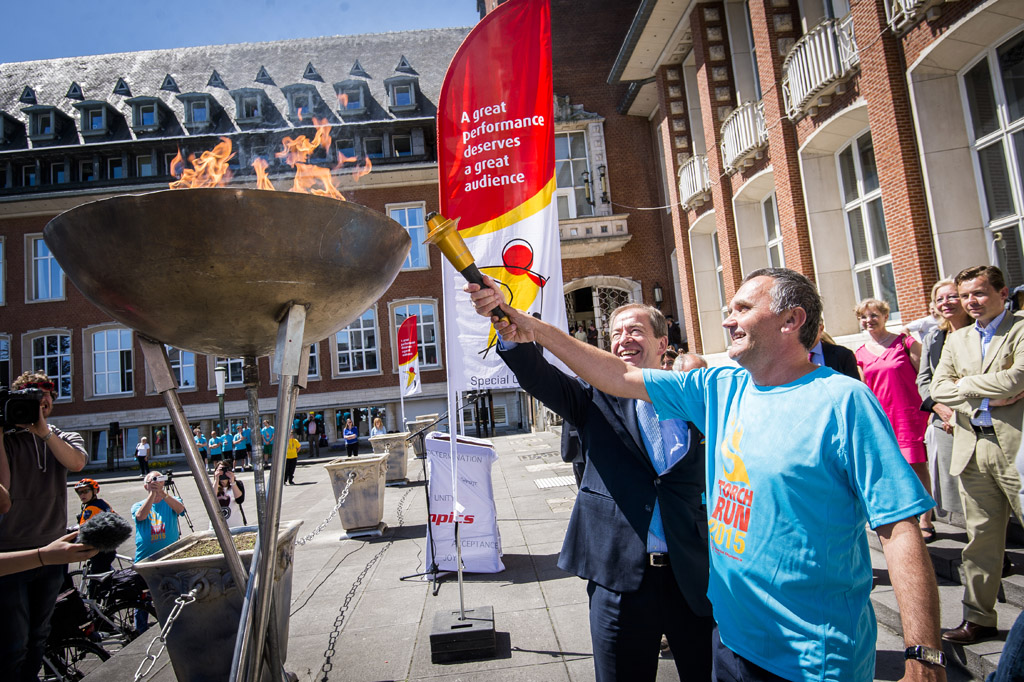 Benoit Cerexhe, Bürgermeister von Sint-Pieters-Woluwé und Piet Steel, Vorsitzender der Special Olympics, zünden die Fackel zum Fackellauf