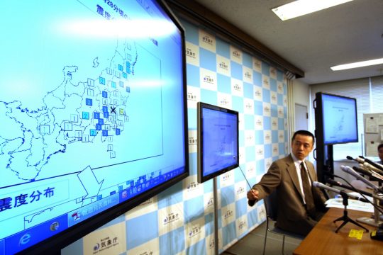 Yohei Hsegawa von der Meteorologischen Behörde bei einer Pressekonferenz zum aktuellen Erdbeben in Tokio