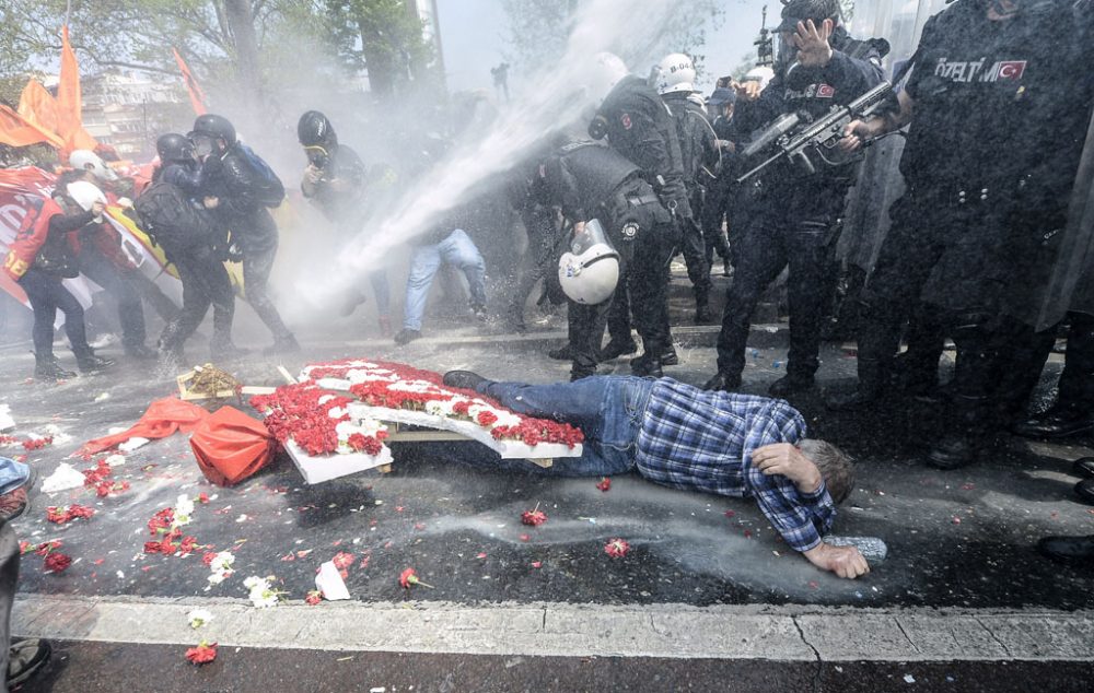 Mit Wasserwerfern und Tränengas geht die türkische Polizei gegen die Demonstranten vor
