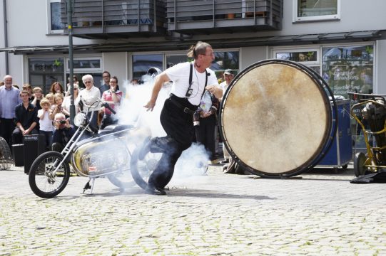Auch bei der Eröffnung des Kultursommers in Bitburg zu erleben: "Kreativ-Ingenieur" ULIK