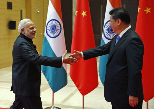 Indiens Premierminister Narendra Modi (L) und Chinas Präsident Xi Jinping
