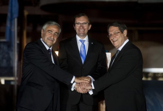 Die Stimmung bessert sich: Mustafa Akinci, Präsident der selbsternannten Türkischen Republik Nordzypern, UN-Gesandter Espen Barth Eide und Zyperns Präsident Nicos Anastasiades in Nicosia (11. Mai)