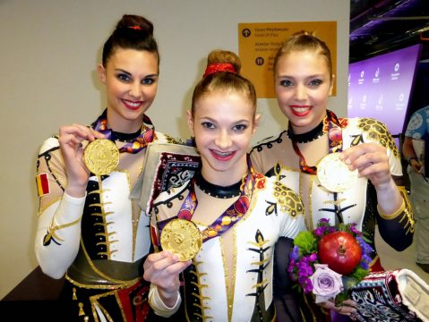 Ineke Van Schoor, Kaat Dumarey und Julie Van Gelder holen Acrogym-Gold