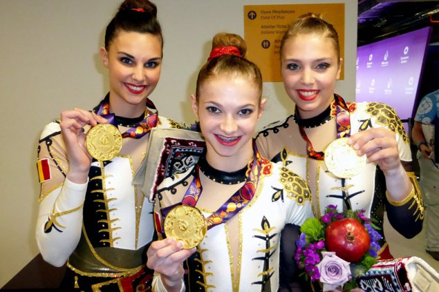 Ineke Van Schoor, Kaat Dumarey und Julie Van Gelder holen Acrogym-Gold