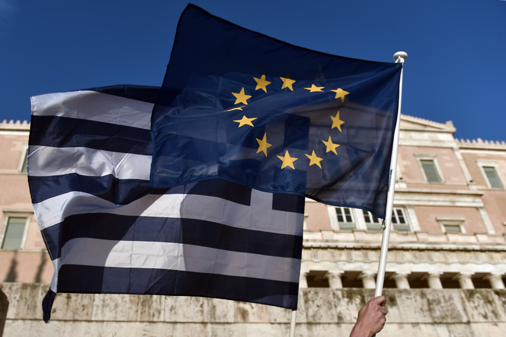 Demo in Athen: Griechische und europäische Flagge vor dem Parlament