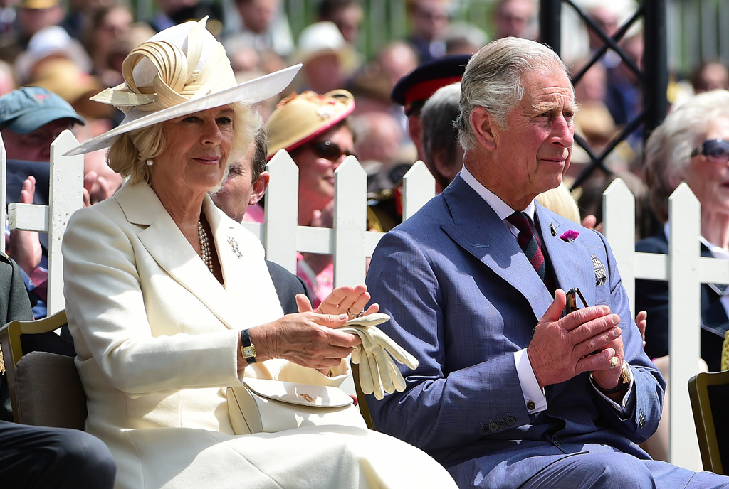 Prinz Charles und Camilla bei der Einweihung der Gedenkstätte "Ferme d'Hougoumont"