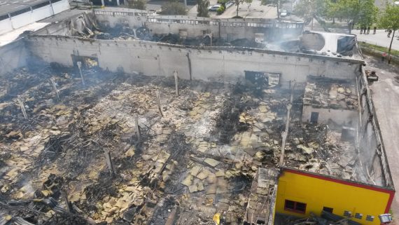 Großbrand im Aachener Möbellager Poco (Gut-Dämme-Straße 1) - Bild von Montagnachmittag